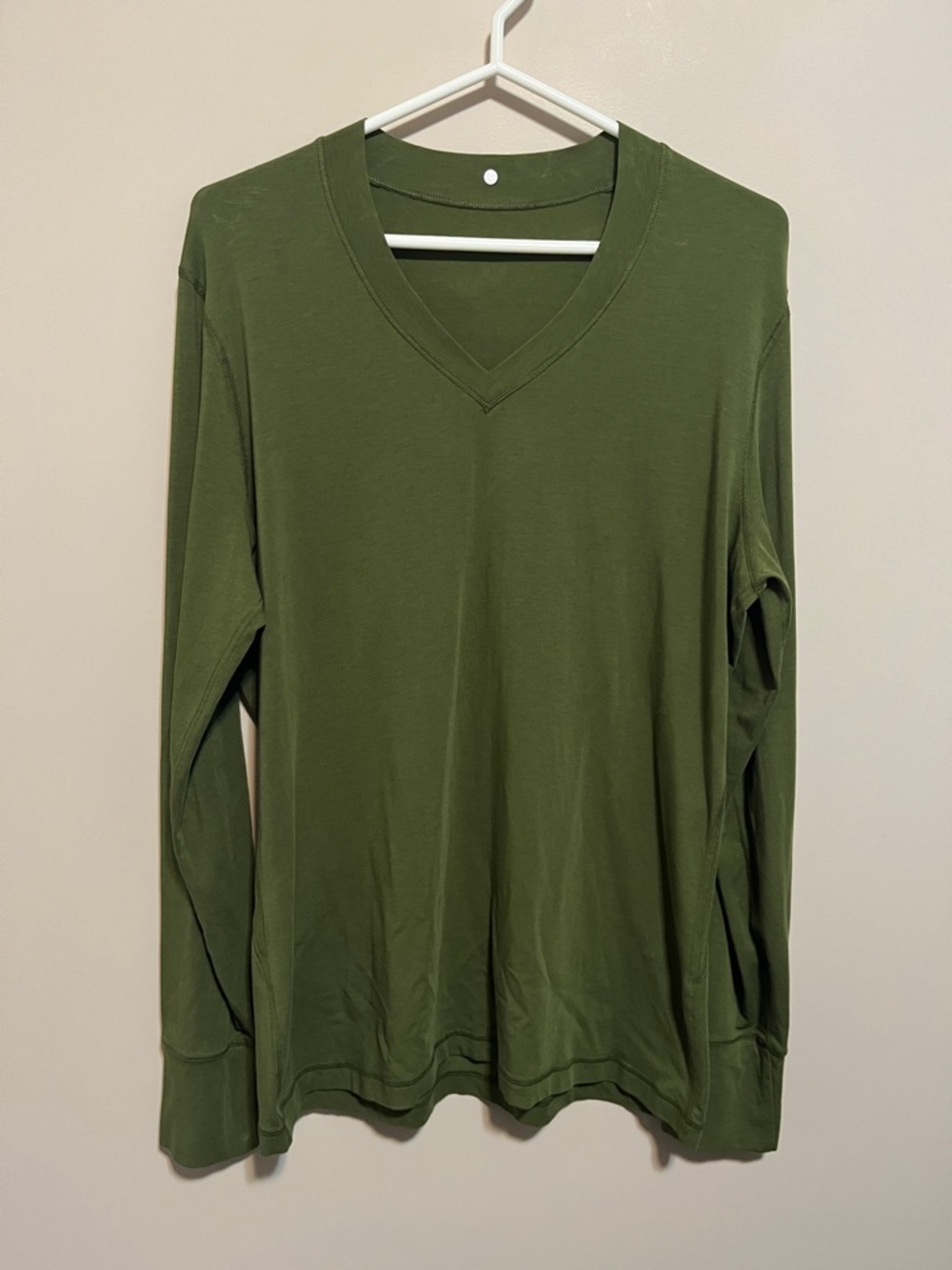 lululemon athletica Men's Olive Green Long Sleeve V-Neck Tee, size L